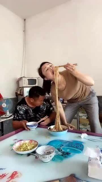 背着媳妇吃瓜,共享人间烟火——背着媳妇吃瓜的温馨瞬间