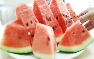 夏天吃瓜要用勺
