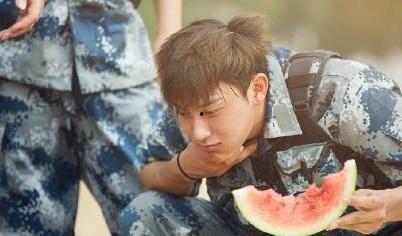 瓜哥吃瓜明星是谁图片,吃瓜明星背后的故事