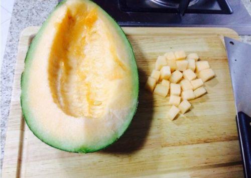 花卷吃哈密瓜,别具一格的美食新体验